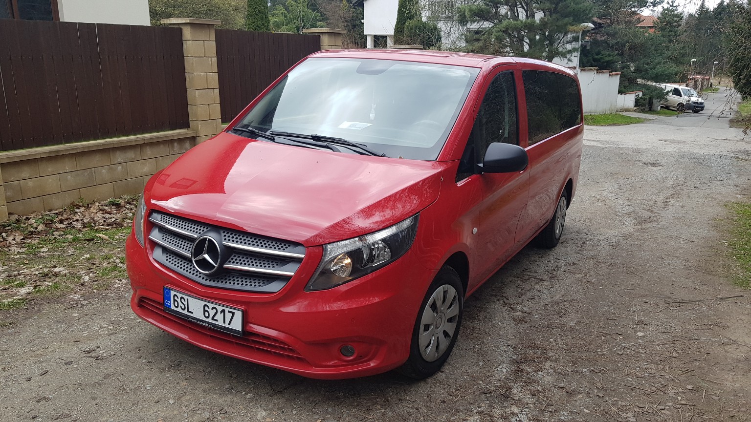 Červený Mercedes-Benz Vito – skutečný vůz